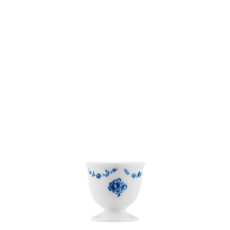 Weiße Porzellantasse mit blauem Blumenmotiv stehend auf schwarzem Hintergrund. Fürstenberg Porzellan.