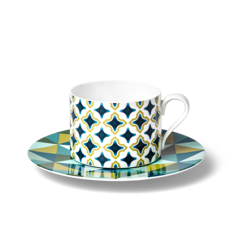Tasse mit geometrischem Muster auf passender Untertasse, türkis-gelbe Farbgebung. Fürstenberg Porzellan.