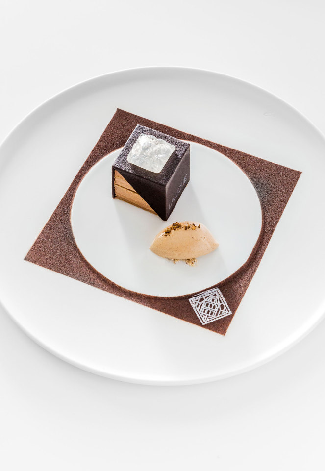 Schokoladenwürfel und Eiskugel auf elegantem weißen Teller präsentiert. Fürstenberg Porzellan.