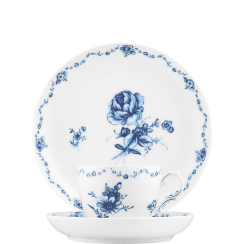 Tasse und Teller aus Porzellan mit blauem Blumenmuster, elegant arrangiert. Fürstenberg Porzellan.