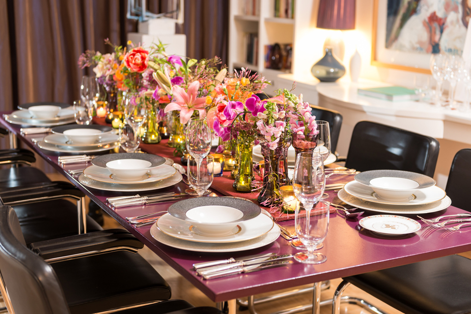 Tisch mit Blumen und Geschirr elegant gedeckt in modernem Raum. Fürstenberg Porzellan.