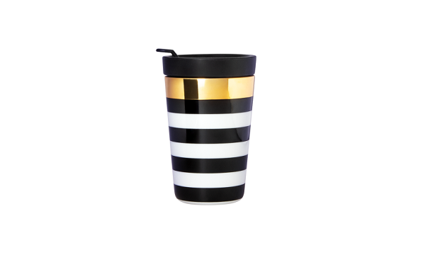 To-go-Becher aus Porzellan mit schwarzem und weißem Streifendesign sowie goldener Akzentlinie