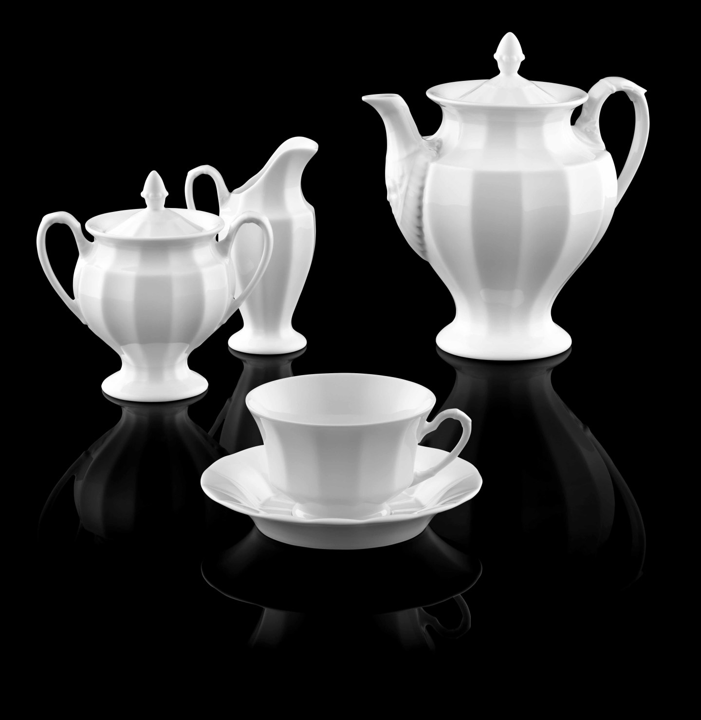 Porzellan-Teeservice mit Kanne, Zuckerdose, Milchkanne, Tasse auf glänzendem schwarzen Hintergrund. Fürstenberg Porzellan.