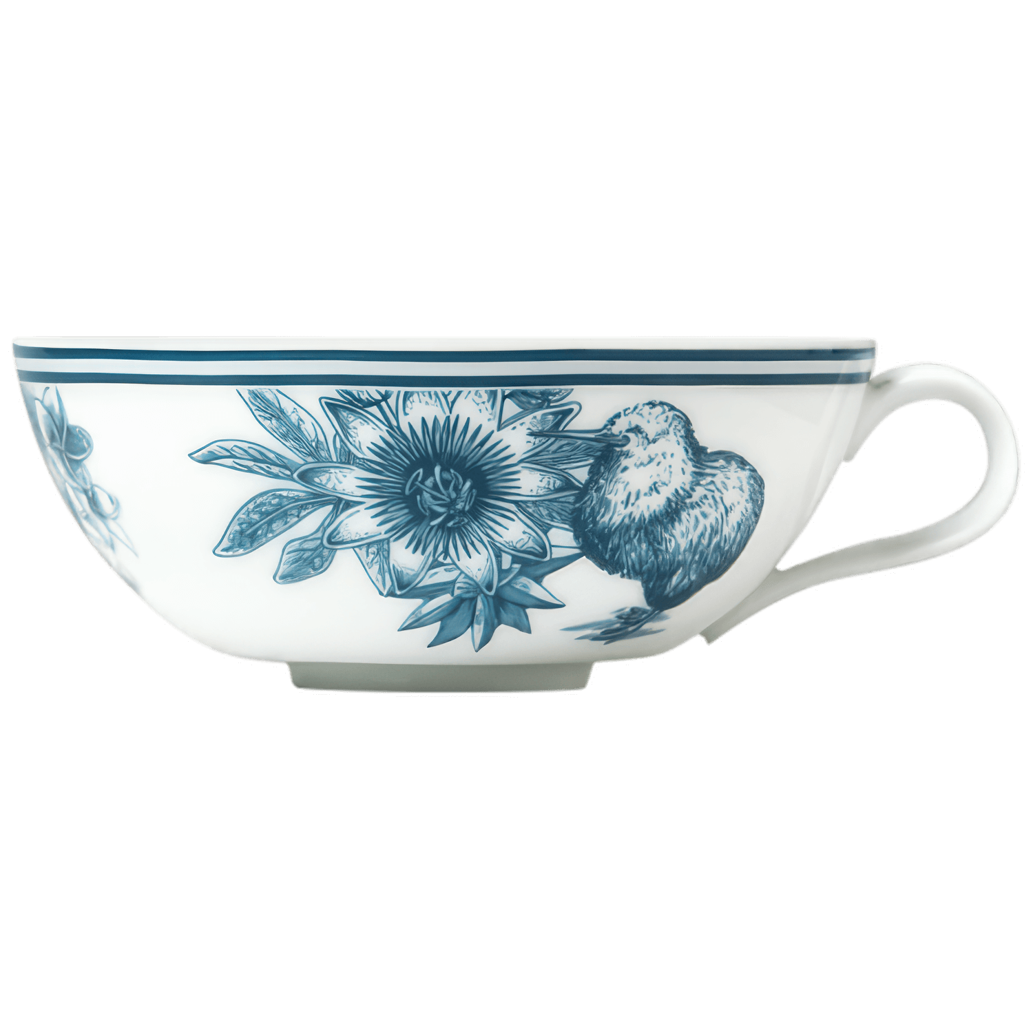 Porzellantasse mit blauem Blumen- und Kükenmotiv, auf weißem Hintergrund. Fürstenberg Porzellan.