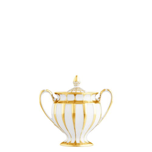 Gold-weiße, verzierte Porzellankaraffe mit Deckel und Henkeln, steht auf Tisch. Fürstenberg Porzellan.