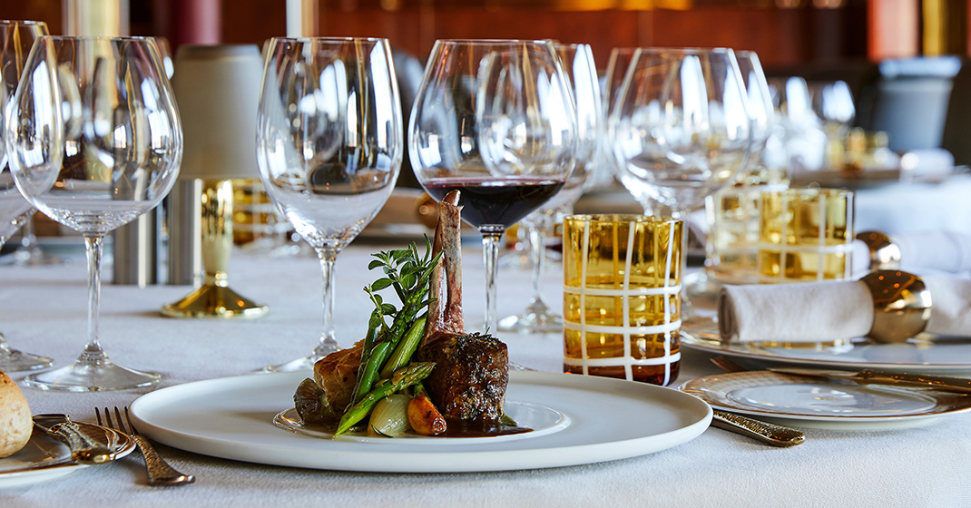 Gedeckter Tisch, Gourmetgericht, Wein und Gläser, elegantes Restaurantambiente. Fürstenberg Porzellan.