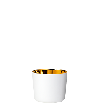 Weißer Becher mit glänzender, goldener Innenseite steht auf weißem Hintergrund. Fürstenberg Porzellan.