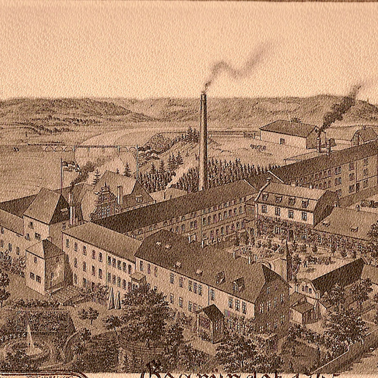 Fabrikgelände mit rauchenden Schornsteinen, umgeben von Bäumen und Hügeln. Fürstenberg Porzellan.