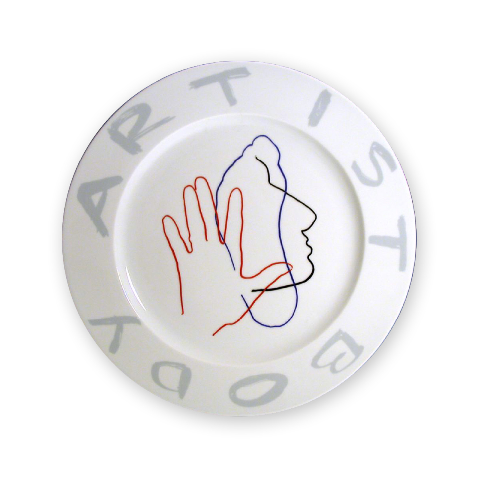 Porzellanteller mit Zeichnung einer Hand und Gesicht, Text: "ARTIST." Fürstenberg Porzellan.
