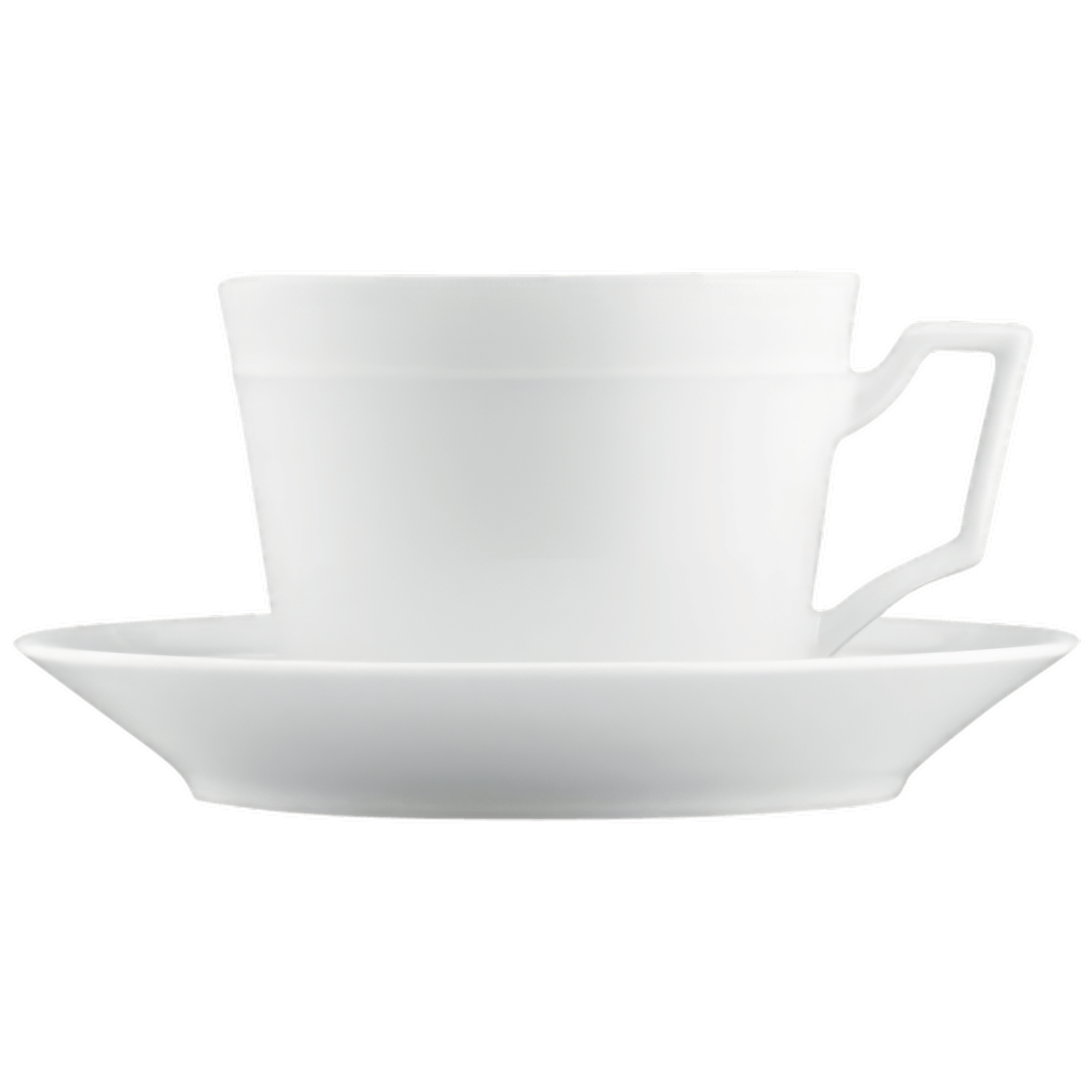 Weiße Tasse mit geometrischem Henkel steht auf passender Untertasse im Vordergrund. Fürstenberg Porzellan.