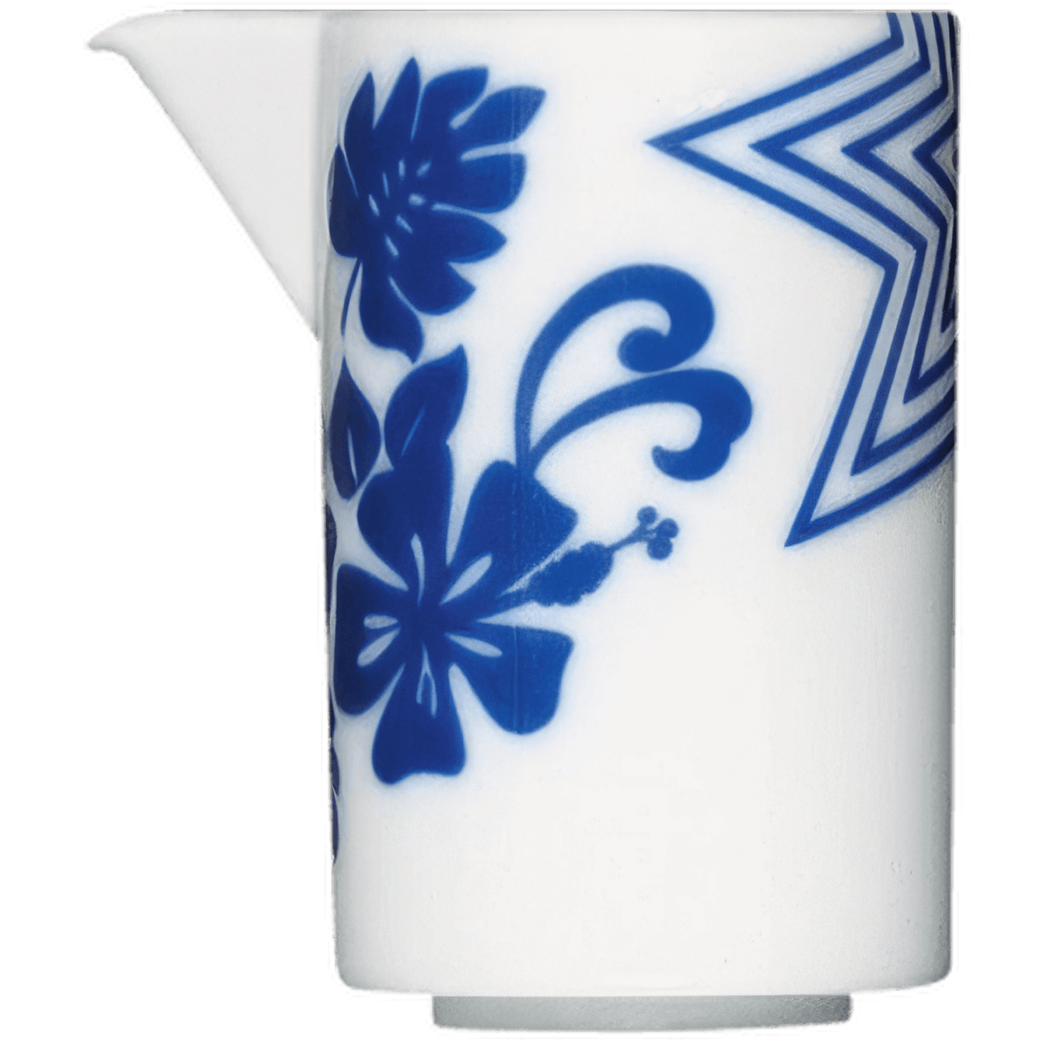 Weißer Porzellan-Milchgießer, blau floral gemustert, auf weißem Hintergrund stehend. Fürstenberg Porzellan.