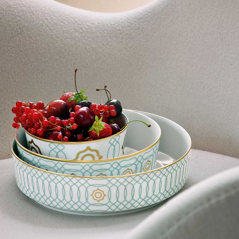 Verschachtelte Porzellanschalen mit geometrischem Muster, gefüllt mit frischen Beeren. Fürstenberg Porzellan.
