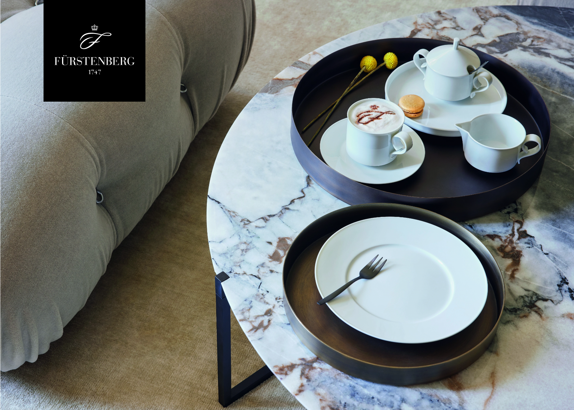 Marble table mit Porzellantablett, Tassen, Dessertteller, Tortenheber, gelbe Blumen. Fürstenberg Porzellan.
