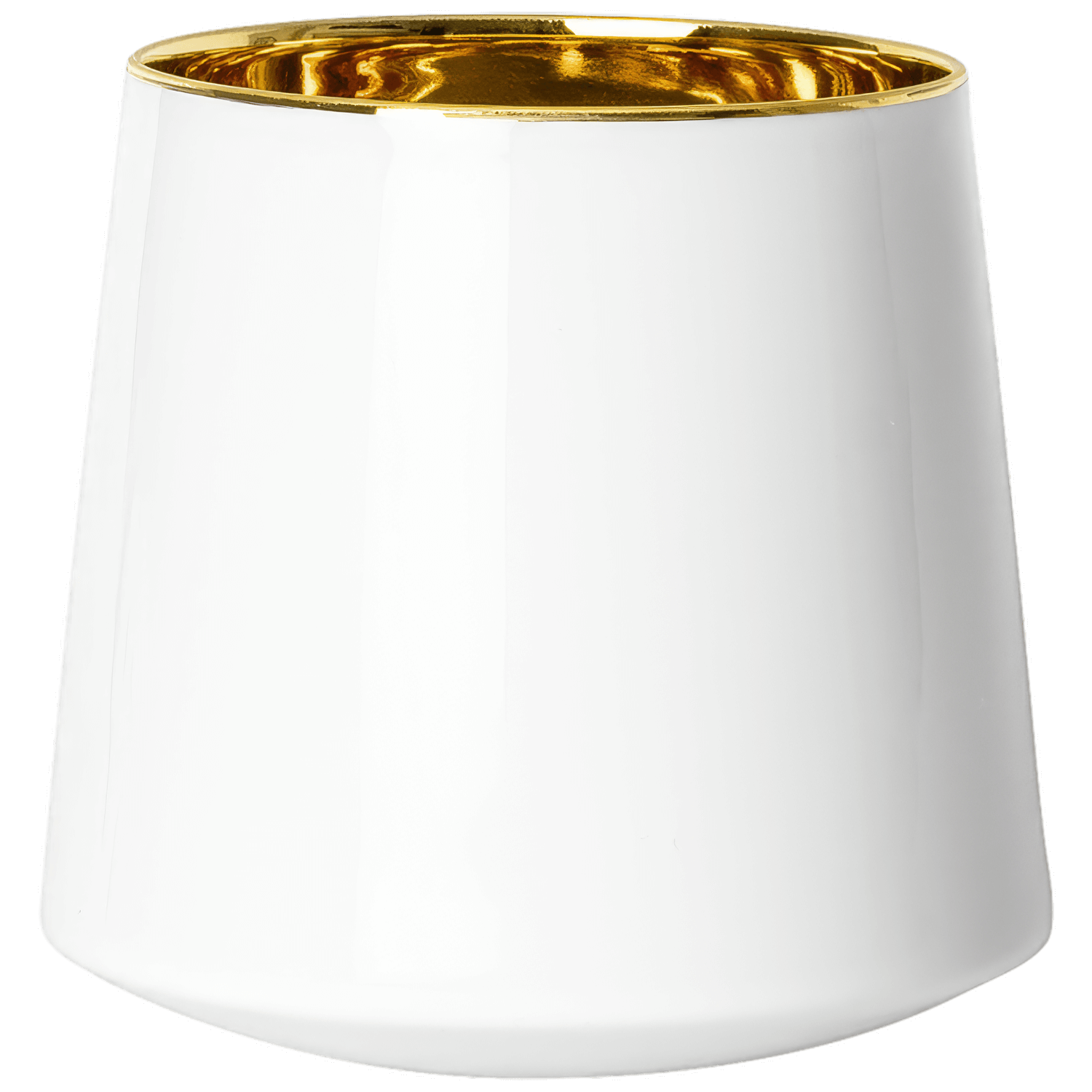 Weißer Becher mit glänzend-goldenem Inneren, steht auf schwarzem Hintergrund. Fürstenberg Porzellan.