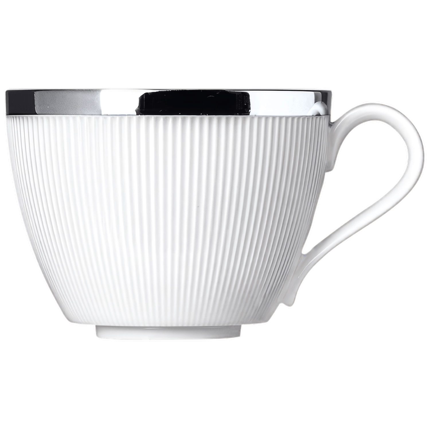 Weiße, gerillte Kaffeetasse mit silbernem Rand steht auf weißem Hintergrund. Fürstenberg Porzellan.