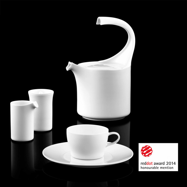 Weiße Teekanne, Becher, Tasse auf schwarzem Hintergrund; reddot award 2014 honourable mention. Fürstenberg Porzellan.
