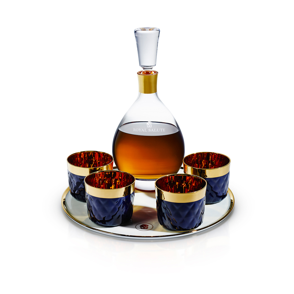 Karaffe mit Whisky, vier Gläser auf Tablett, beschriftet mit "ROYAL SALUTE". Fürstenberg Porzellan.