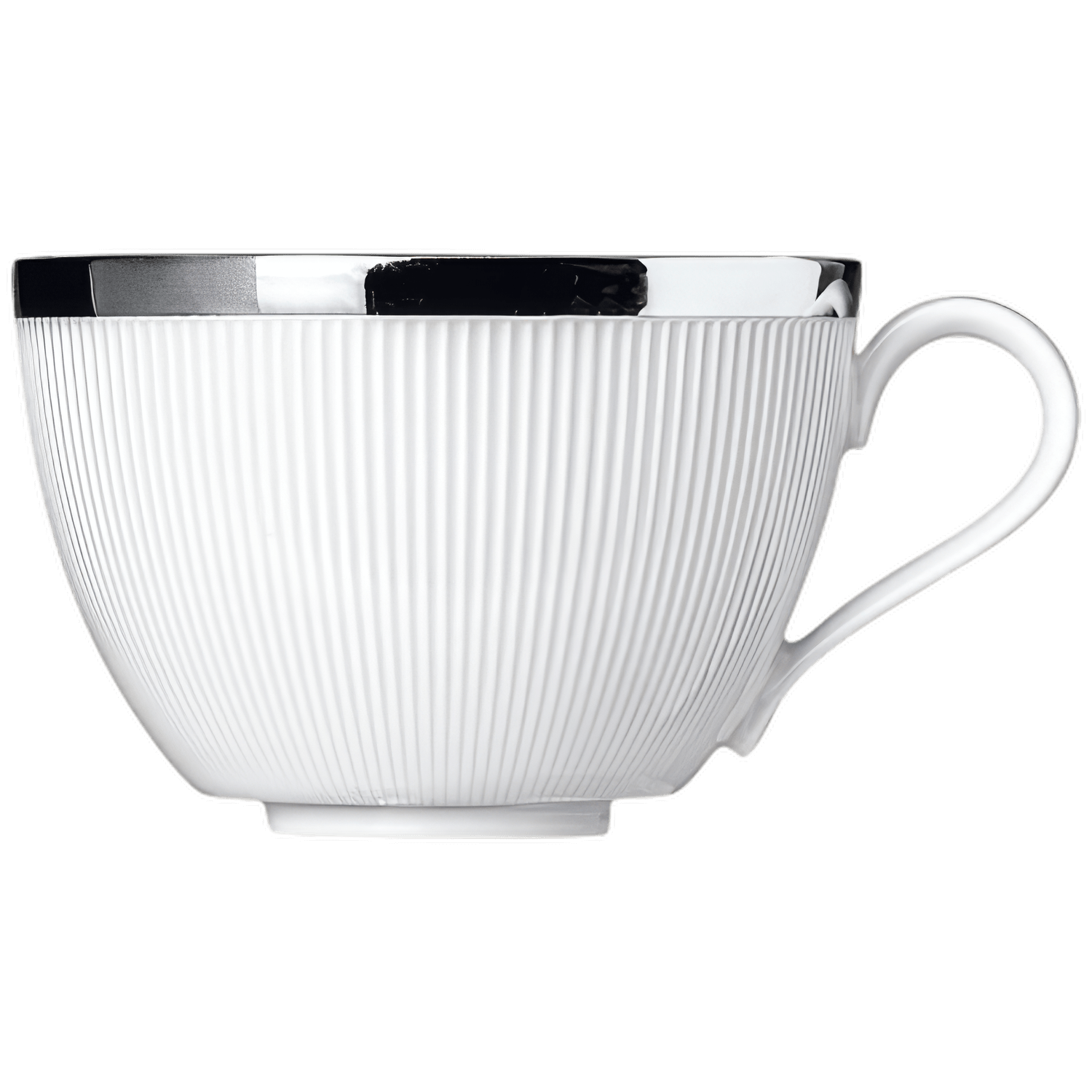 Weiße Tasse mit geriffelter Oberfläche und schwarzem Rand steht aufrecht. Fürstenberg Porzellan.