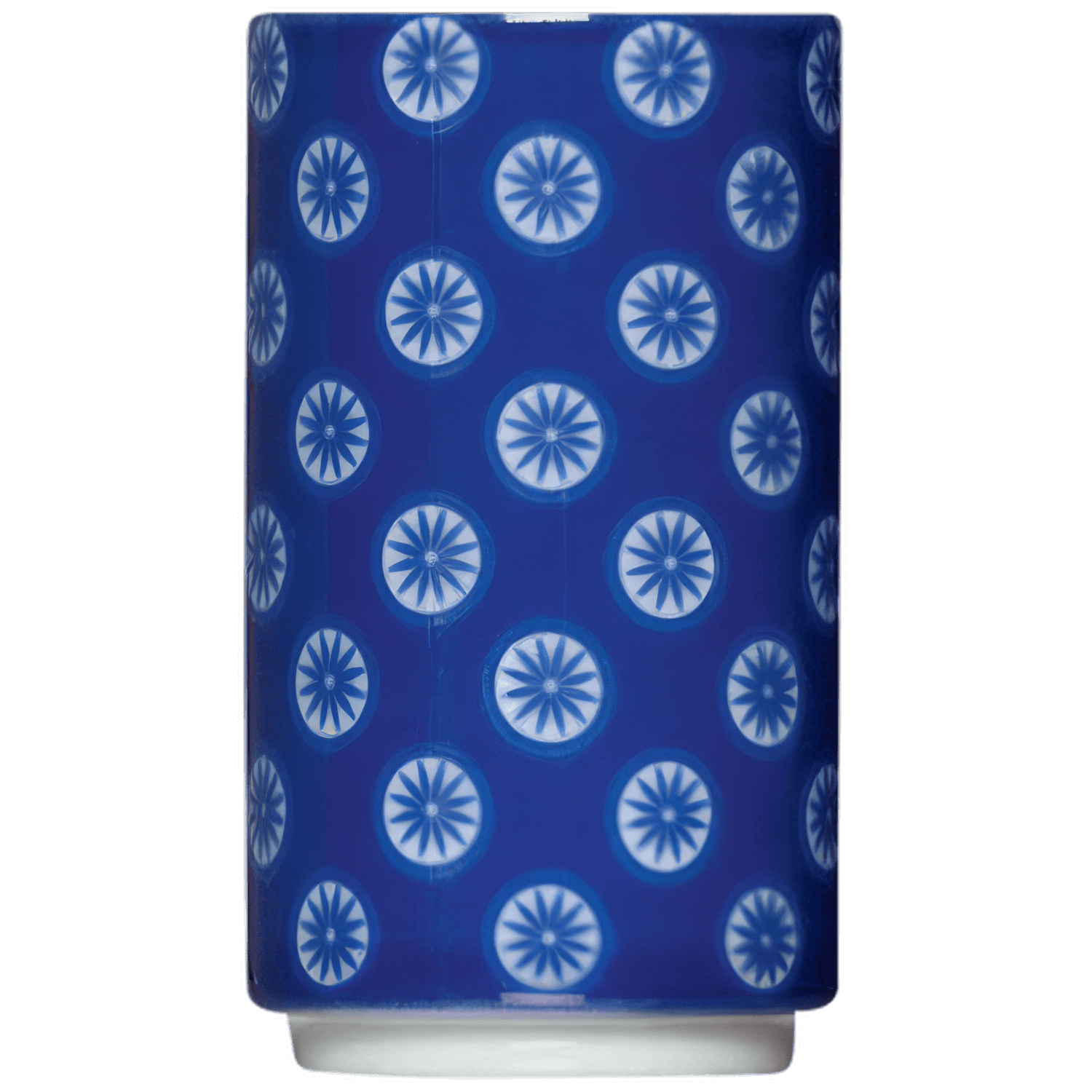 Blauer Becher mit weißem geometrischem Muster, aufrecht stehend. Fürstenberg Porzellan.