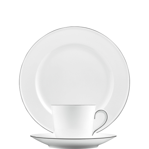 Weiße Kaffeetasse mit Untertasse vor Teller, schlicht und elegant arrangiert. Fürstenberg Porzellan.