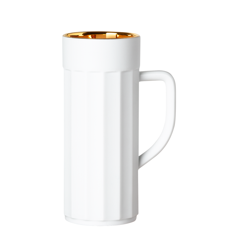 Weiße, zylindrische Tasse mit goldener Innenfläche auf weißem Hintergrund. Fürstenberg Porzellan.