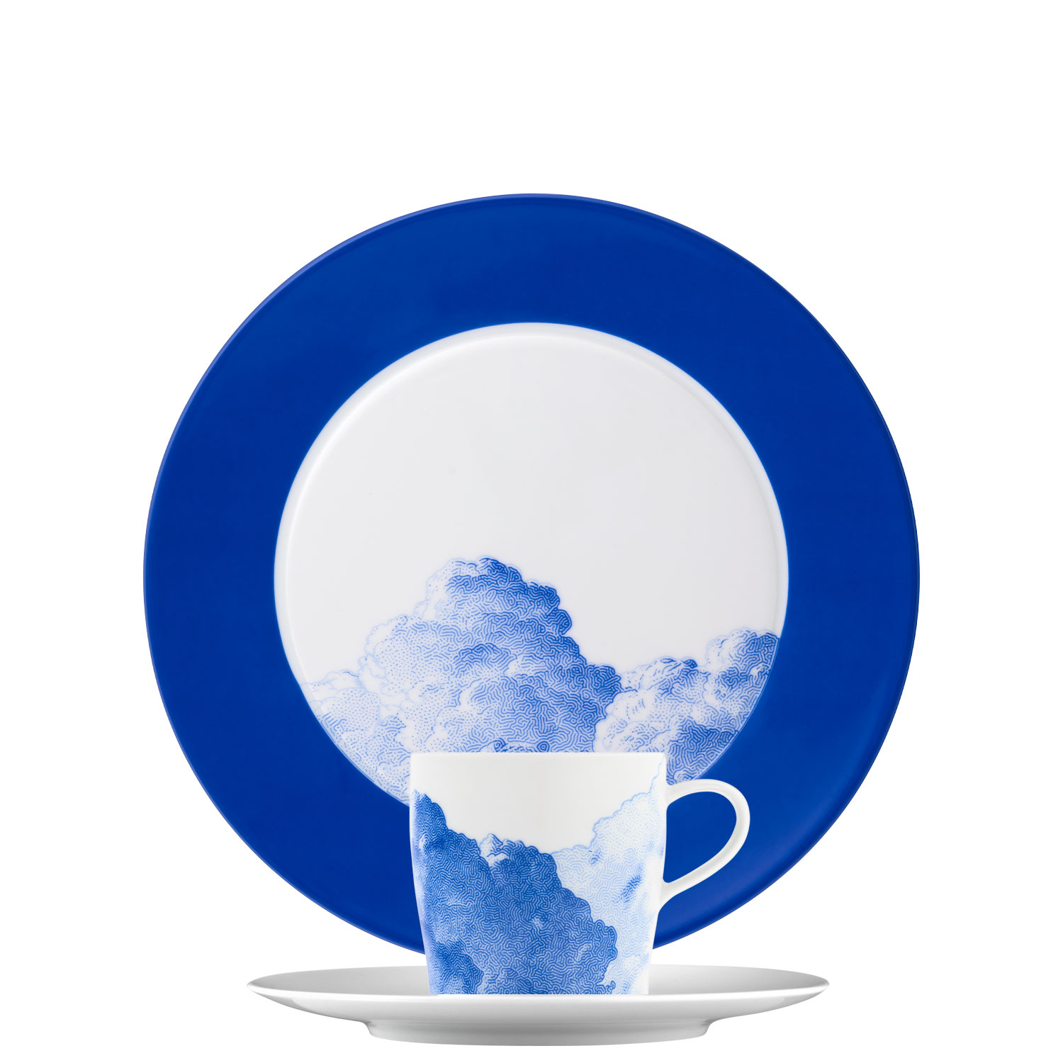 Teller und Tasse mit blauen Wolkenmotiven, blauer Rand, weißer Hintergrund. Fürstenberg Porzellan.