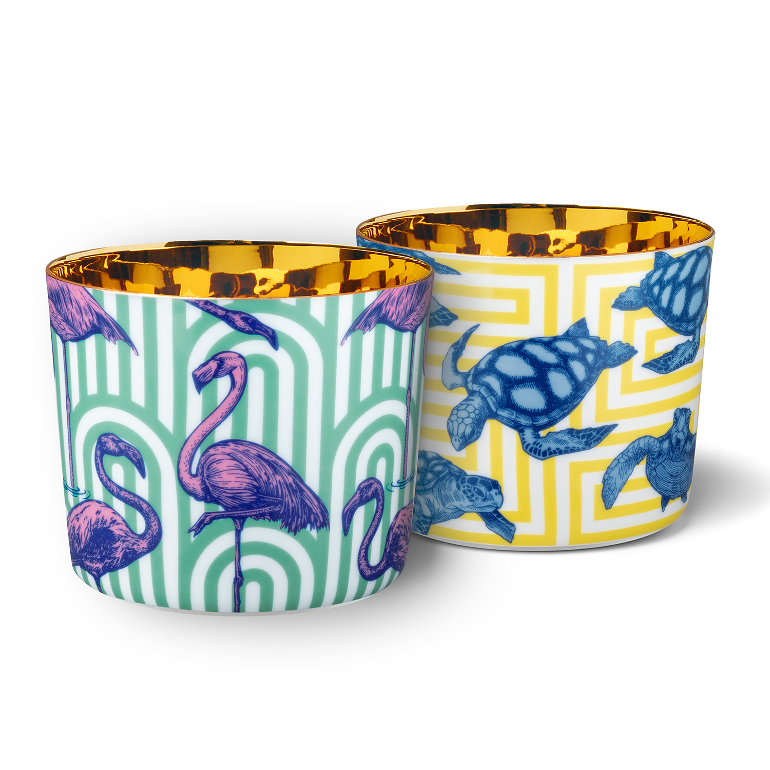 Zwei Porzellanbecher, einer mit Flamingos, der andere mit Schildkröten, goldene Innenverkleidung. Fürstenberg Porzellan.
