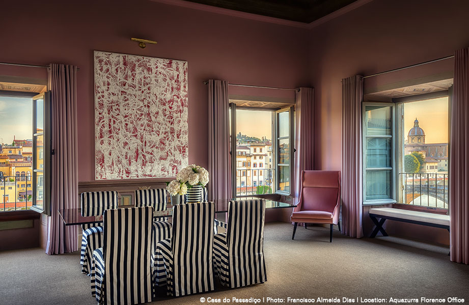 Esszimmer mit gestreiften Stühlen, Tisch, großem Fensterblick, Gemälde, lila Vorhängen. Fürstenberg Porzellan.