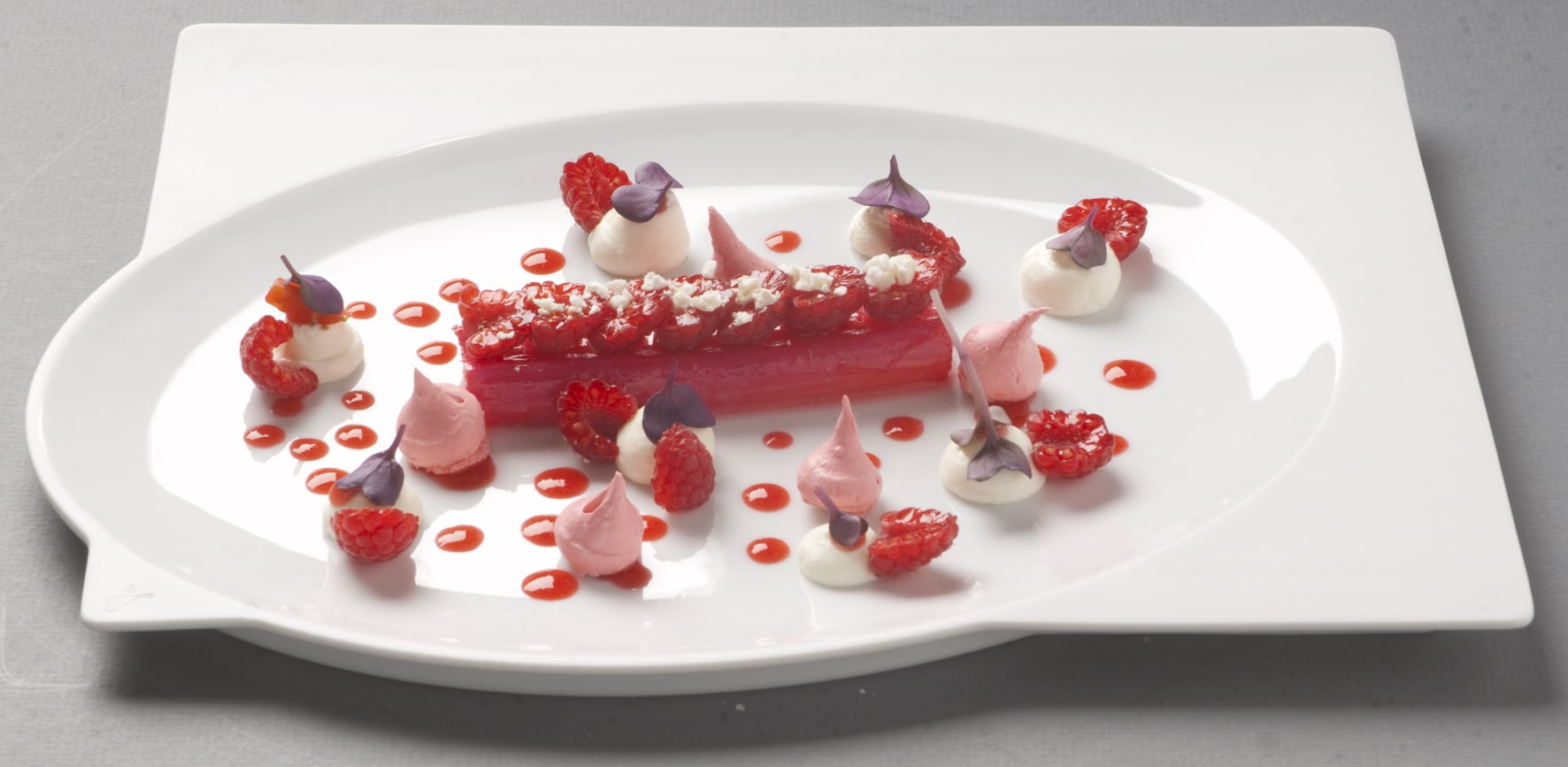 GESCHMORTER RHABARBER MIT HIMBEEREN UND MERINGUES