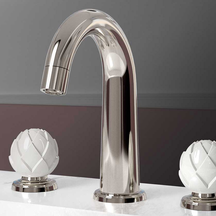 Silberner Wasserhahn in Edelstahldesign, umgeben von weißen dekorativen Knöpfen. Fürstenberg Porzellan.
