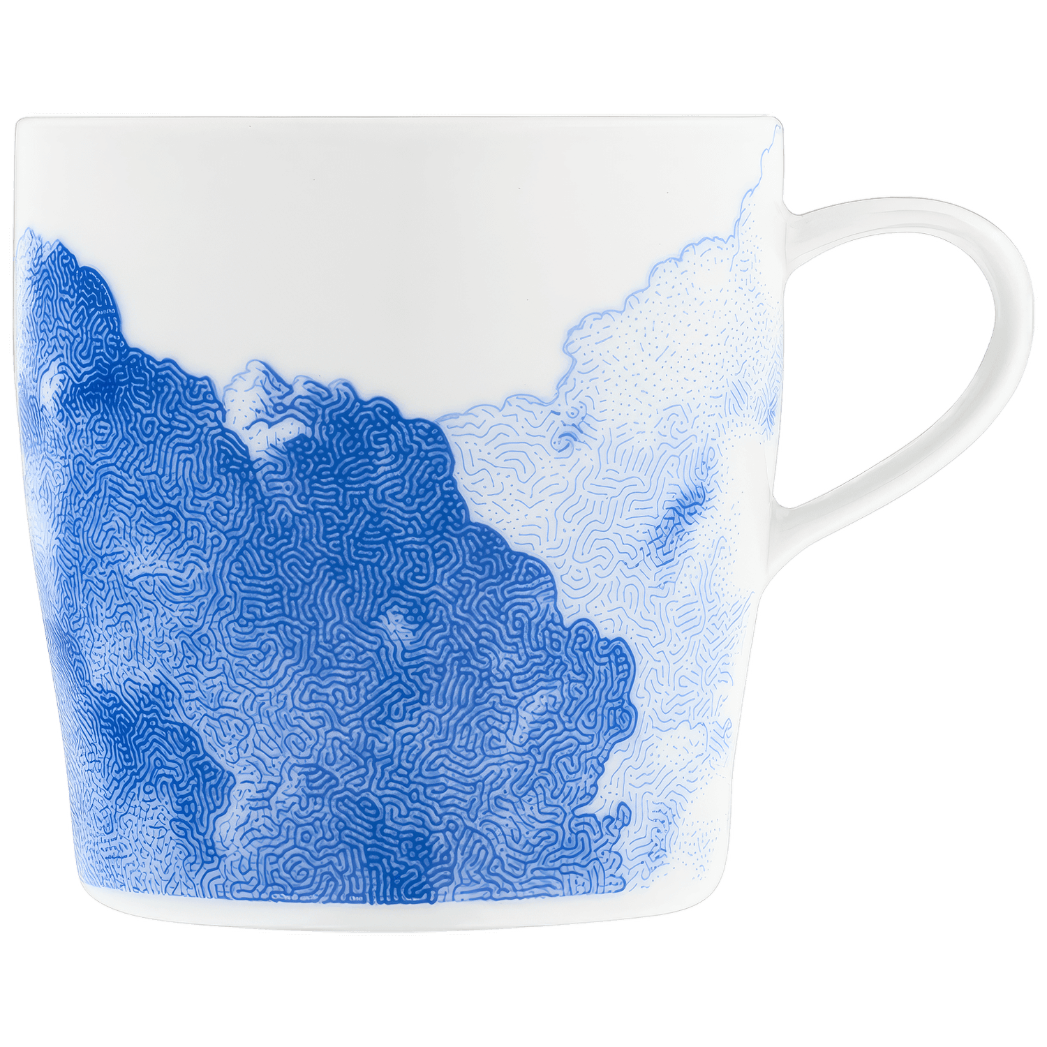Weiße Tasse mit blauen, abstrakten Wolkenmustern, steht isoliert. Fürstenberg Porzellan.
