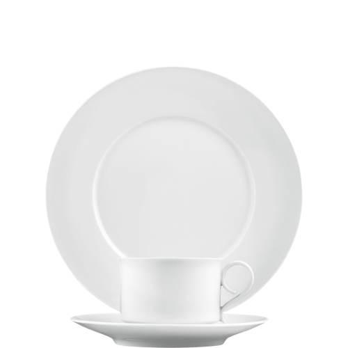 Weiße Teetasse mit Untertasse, vor einem passenden Teller platziert. Fürstenberg Porzellan.