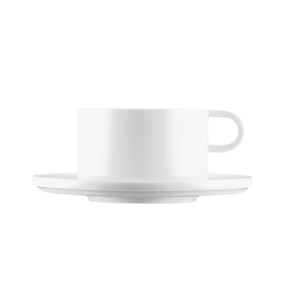 Weiße Tasse steht auf passender Untertasse, schlichtes Design, seitlich betrachtet. Fürstenberg Porzellan.