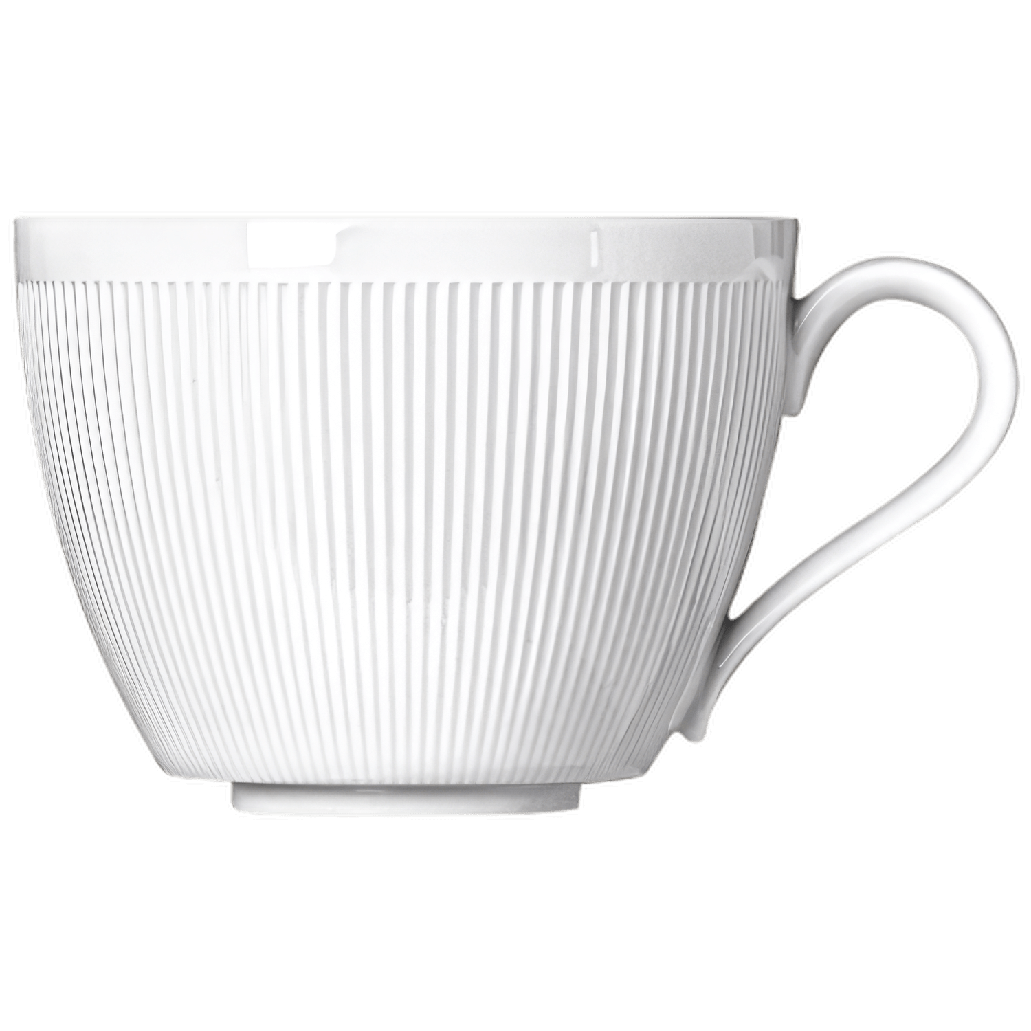 Weiße Tasse mit feinen vertikalen Rillen, steht still vor schwarzem Hintergrund. Fürstenberg Porzellan.
