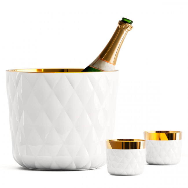 Weißer Porzellan-Eiskübel mit eingelegter Champagnerflasche, goldener Rand, zwei passende Becher. Fürstenberg Porzellan.