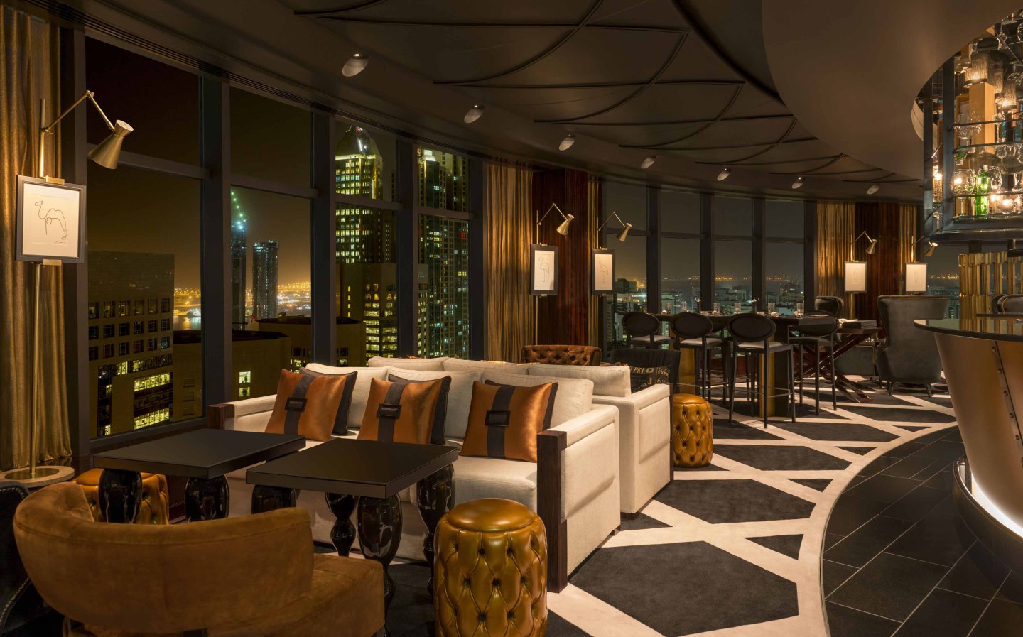 Luxuriöse Lounge mit Sofas, Barhockern, stilvoller Beleuchtung; nächtliche Stadtkulisse. Fürstenberg Porzellan.