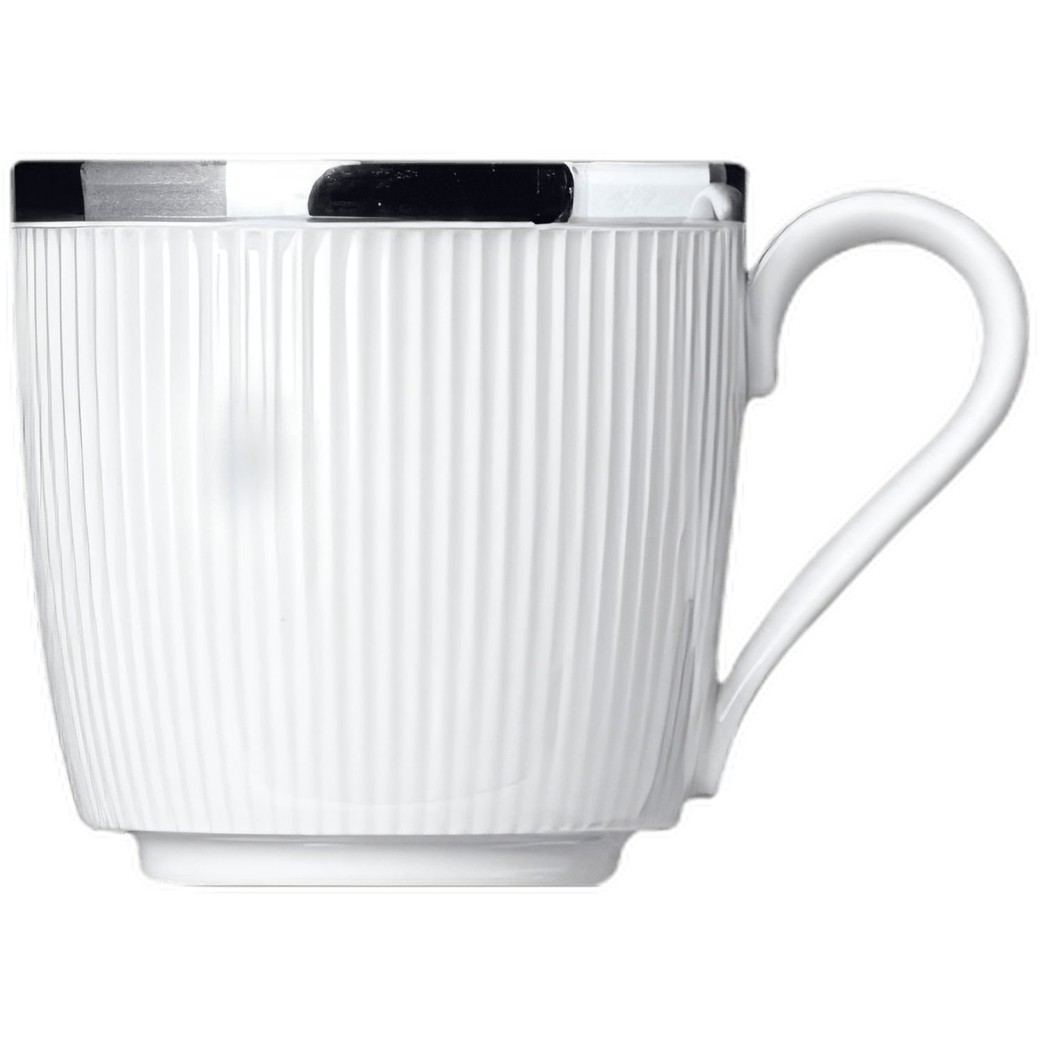 Weiße Tasse mit vertikalen Rillen und silbernem Rand, auf schwarzem Hintergrund. Fürstenberg Porzellan.