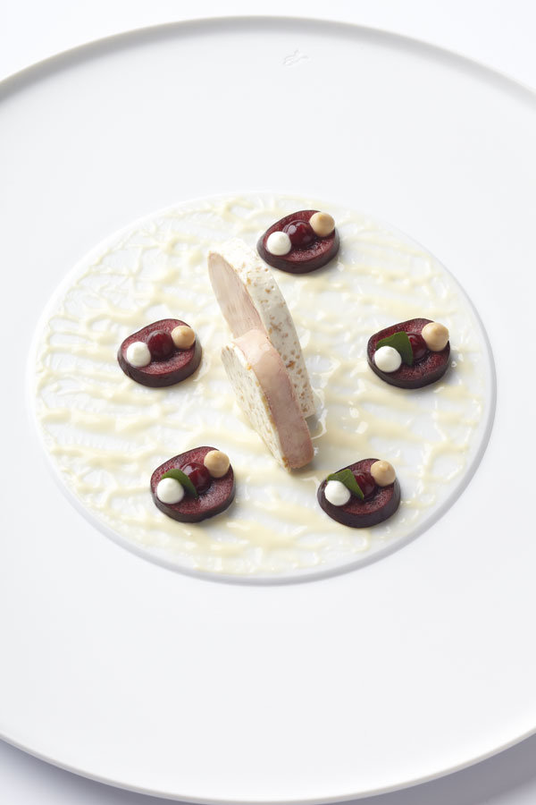 Elegantes Gericht mit Ente, roter Bete und Sahne auf weißem Teller. Fürstenberg Porzellan.