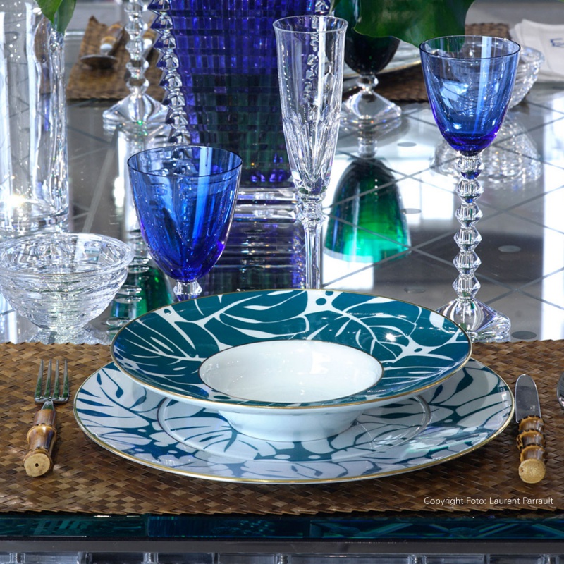 Tischgedeck mit blau-weißem Porzellan und blauen Gläsern, auf geflochtener Unterlage. Fürstenberg Porzellan.