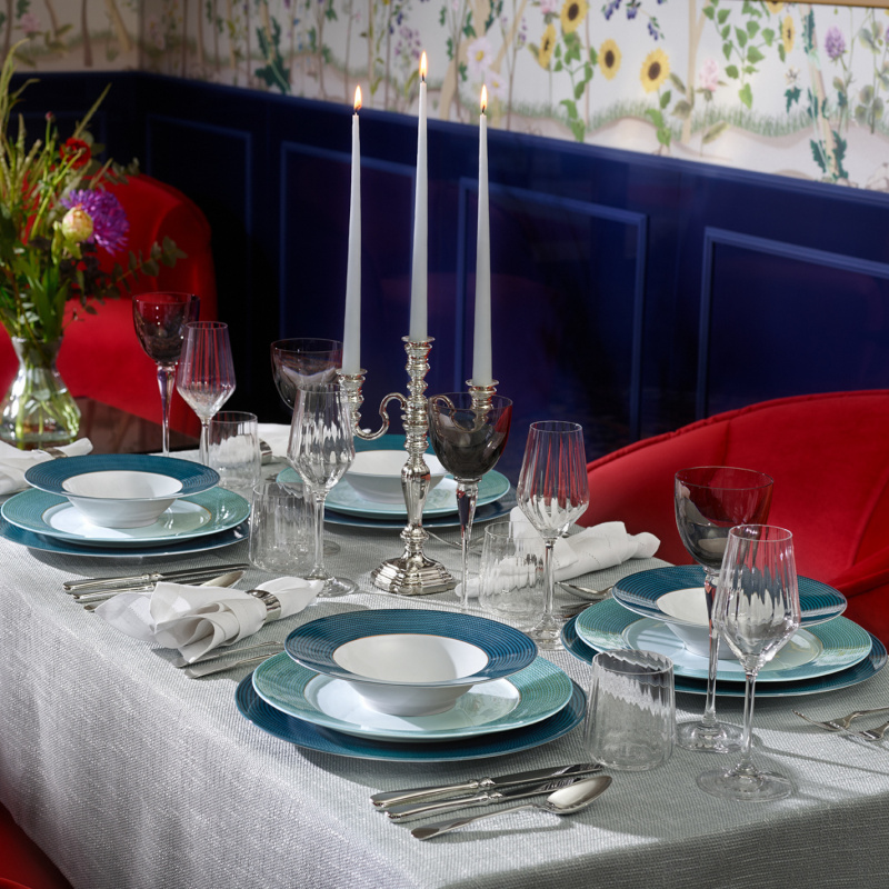 Elegantly gedeckter Tisch mit blauem Porzellan, Kerzenleuchter und Gläsern. Fürstenberg Porzellan.