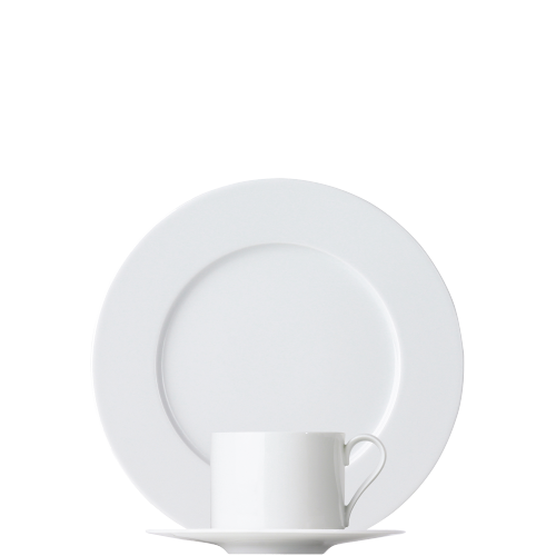 Weiße Tasse auf Untertasse vor weißem Teller, minimalistisch arrangiert. Fürstenberg Porzellan.