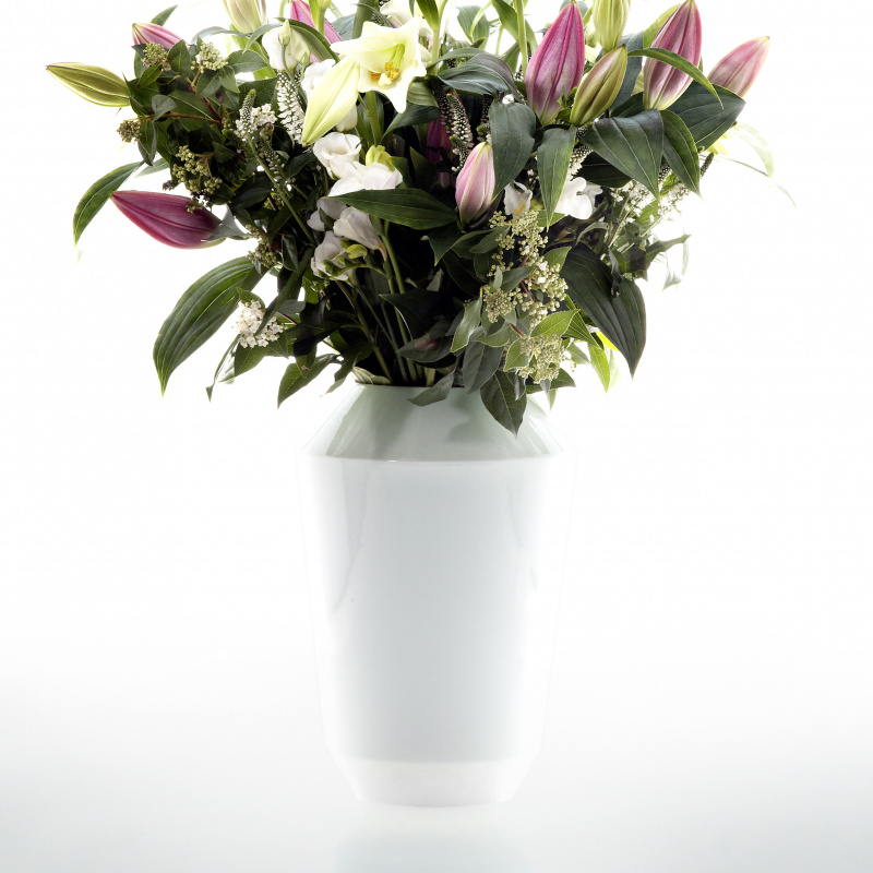 Großer Blumenstrauß in weißer Vase stehend, auf weißem Hintergrund. Fürstenberg Porzellan.