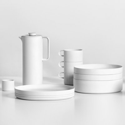 Porzellanservice bestehend aus Kanne, Schalen und Tassen, minimalistisch angeordnet. Fürstenberg Porzellan.