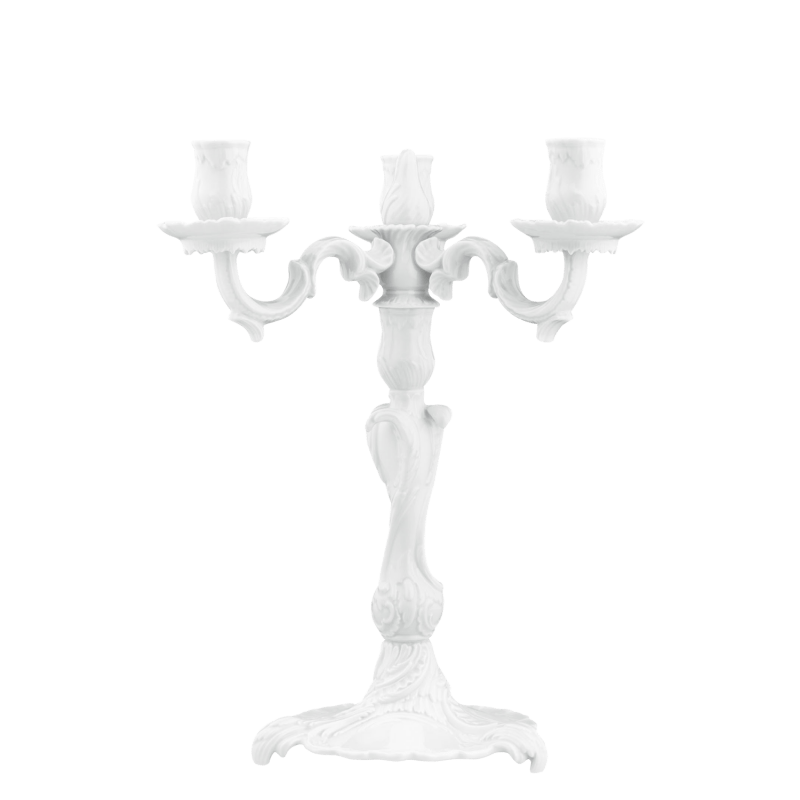Weißer, dreiflammiger Kerzenhalter, kunstvoll gearbeitet, für elegante Dekoration. Fürstenberg Porzellan.