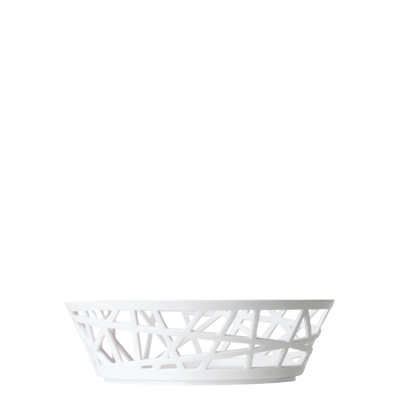 Weiße, durchbrochene Porzellanschale steht auf schwarzem Hintergrund, zeigt modernes Design. Fürstenberg Porzellan.