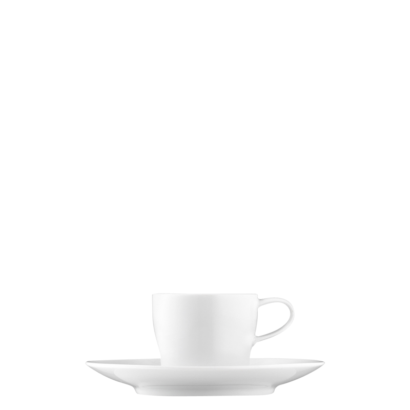Weiße Espressotasse auf passendem Unterteller vor schwarzem Hintergrund. Fürstenberg Porzellan.
