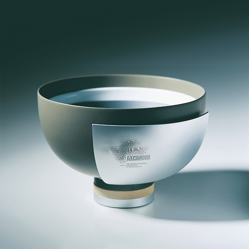 Schüssel mit modernem Design, auf der "EXPO 2000 HANNOVER" steht. Fürstenberg Porzellan.