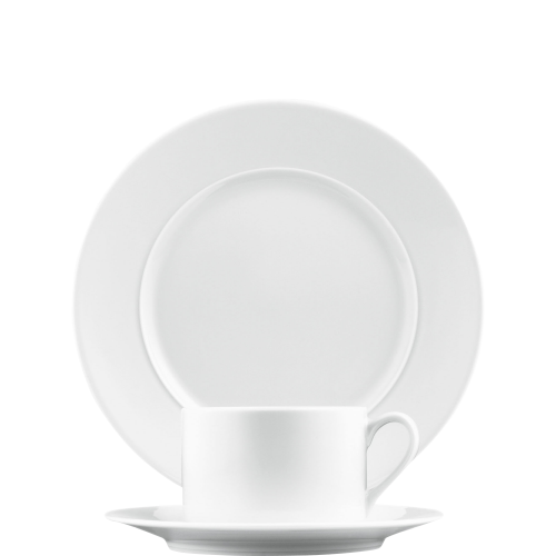 Weiße Tasse und Teller aufeinander gestapelt, minimalistisches Design. Fürstenberg Porzellan.