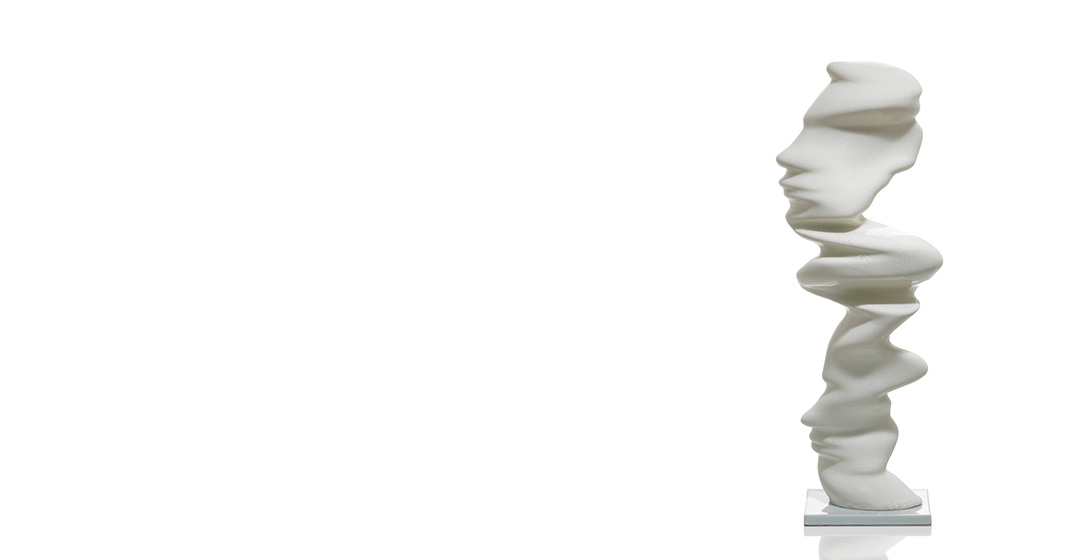 Weiße strukturierte Skulptur in abstrakter menschlicher Form, steht auf quadratischer Basis. Fürstenberg Porzellan.