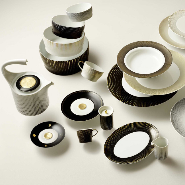 Porzellan-Set mit Mustern in Schwarz, Weiß und Gold, elegant angeordnet. Fürstenberg Porzellan.